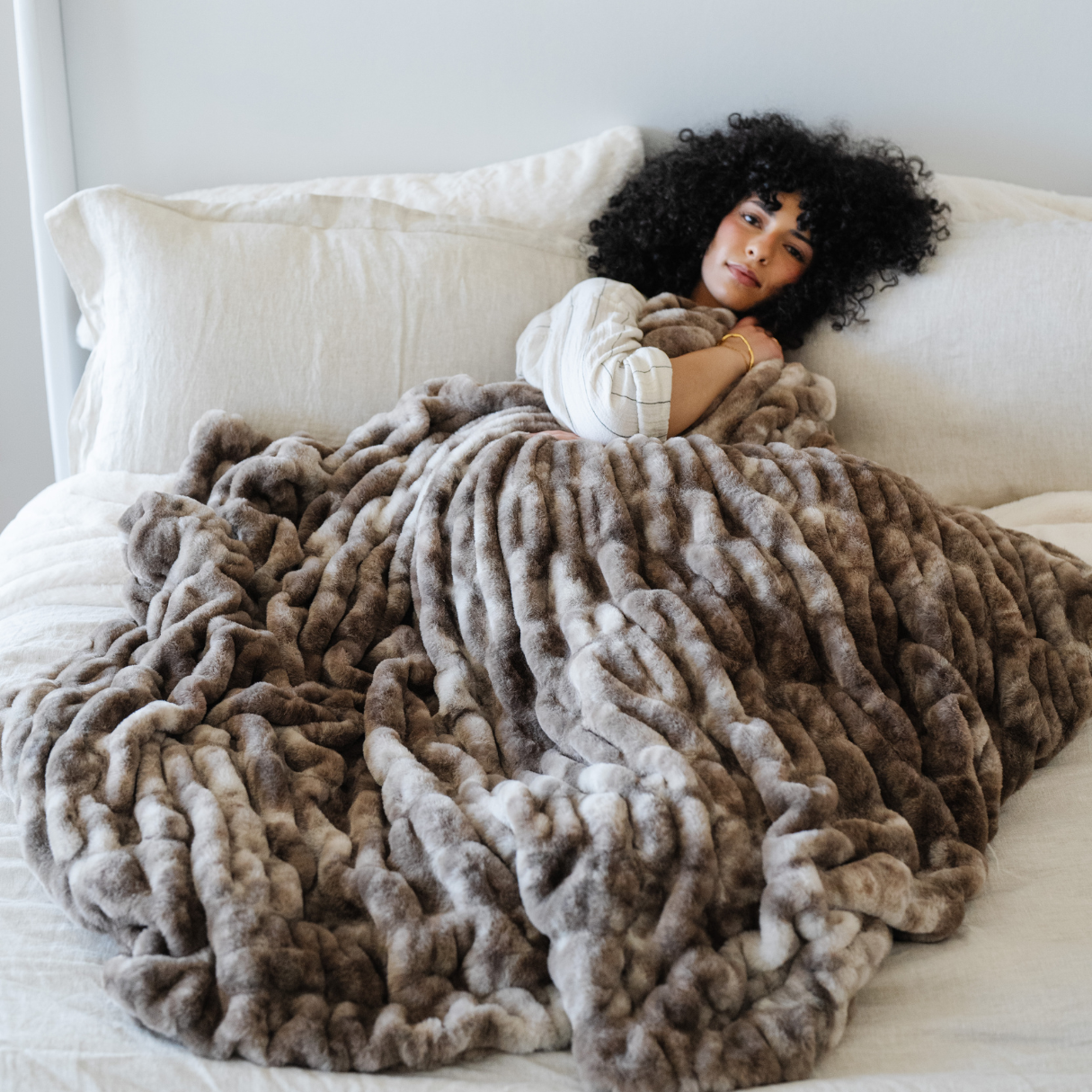 DOUBLE RUCHED FAUX FUR XL BLANKET