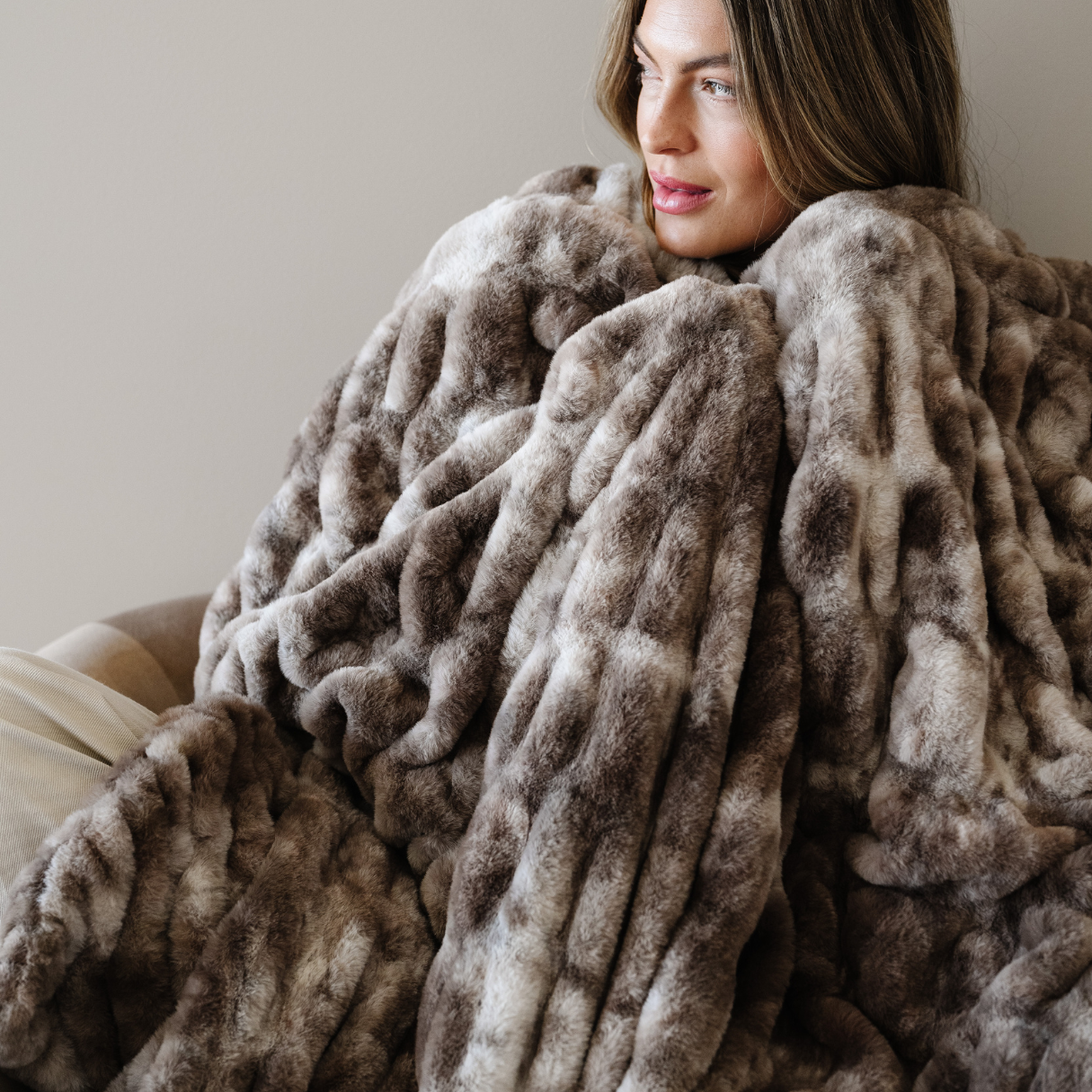 DOUBLE RUCHED FAUX FUR XL BLANKET