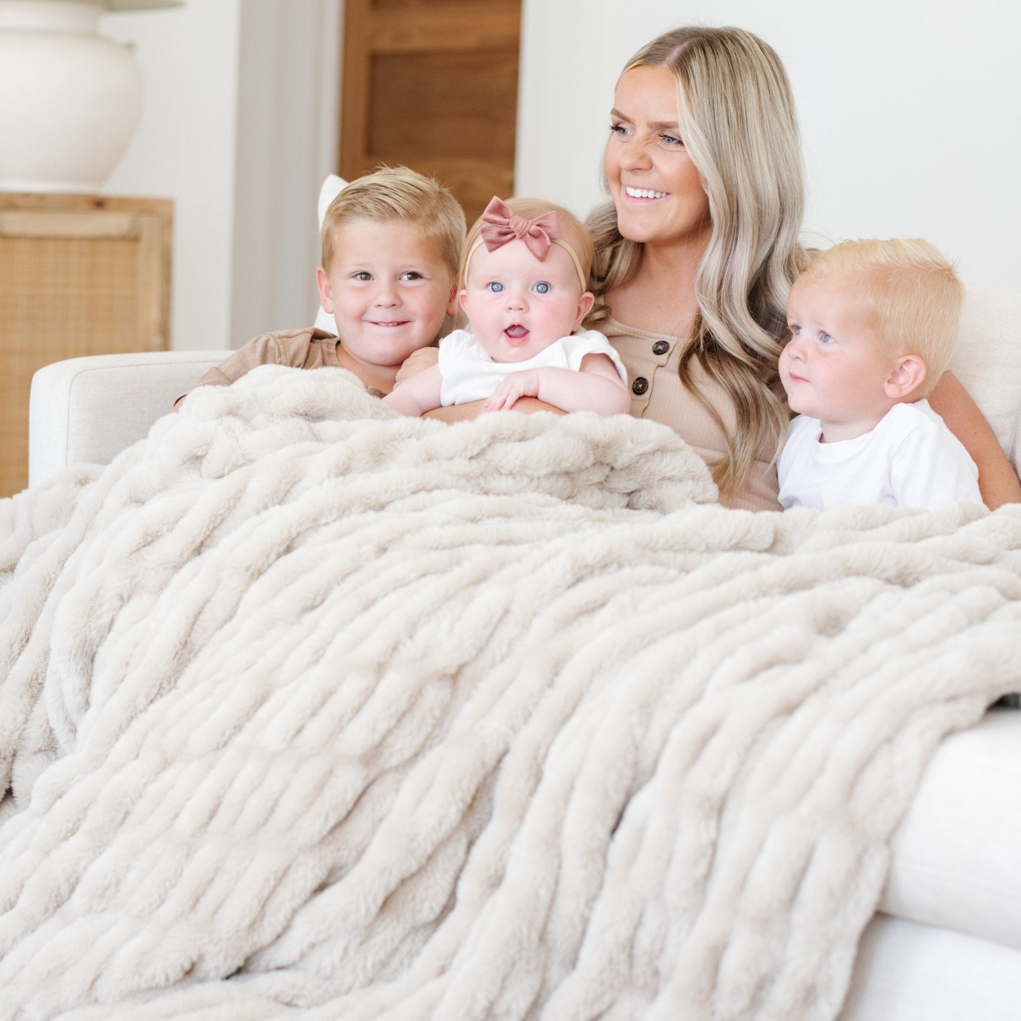 DOUBLE RUCHED FAUX FUR XL BLANKET
