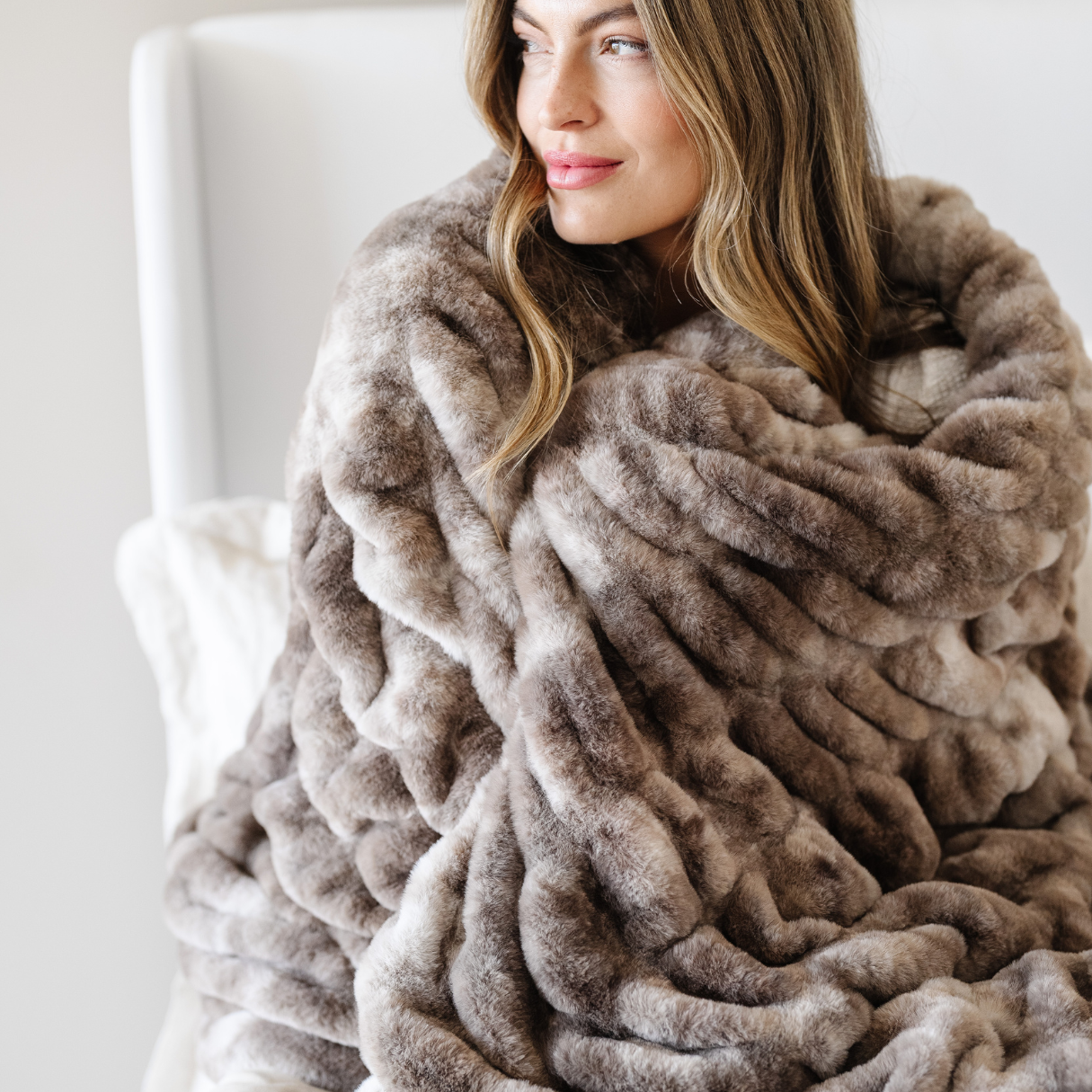 DOUBLE RUCHED FAUX FUR XL BLANKET