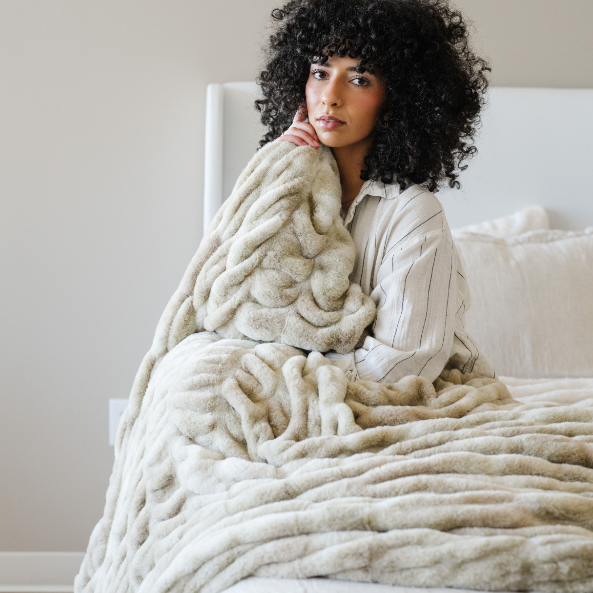DOUBLE RUCHED FAUX FUR XL BLANKET